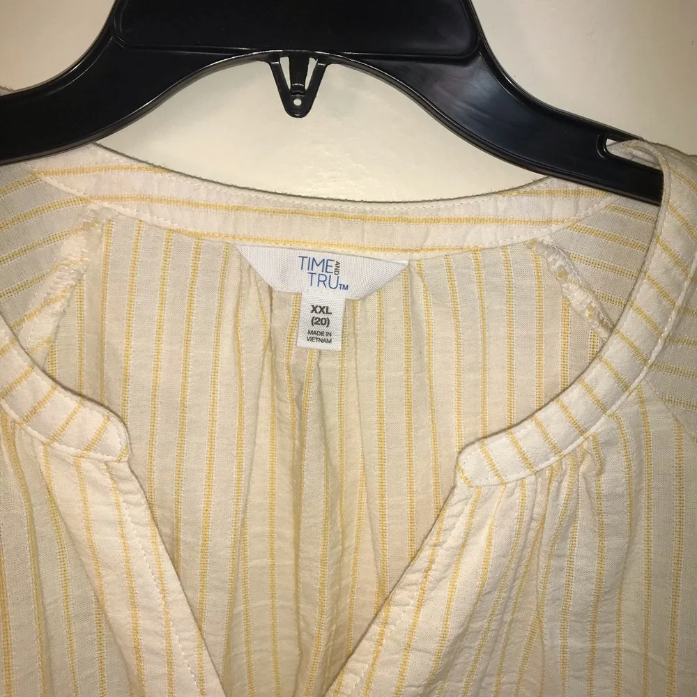 Peasant blouse in a subtle yellow pinstripe on white. NWT, size XXL/2XG (20) - Picture 5 of 8